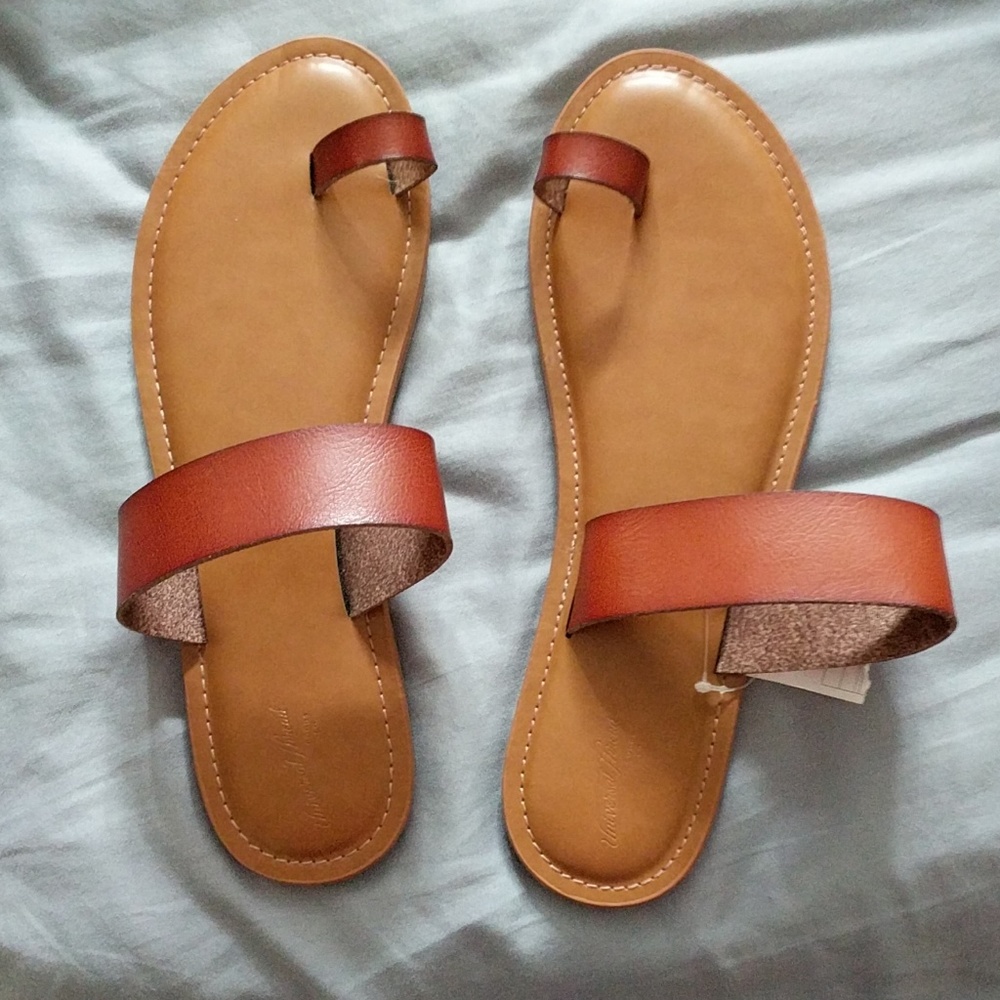 Universal Thread Sandals